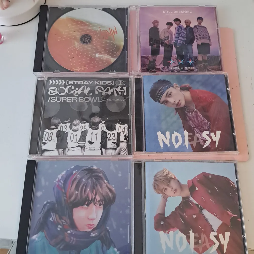 En samling av K-pop CD-skivor med olika artister och album. Perfekt för fans av genren som vill utöka sin musiksamling med fysiska kopior av sina favoritlåtar och album. 75kr styck eller 350 för alltihop🩷. Böcker.