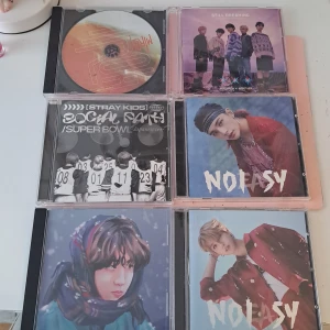 Samling av K-pop CD-skivor - En samling av K-pop CD-skivor med olika artister och album. Perfekt för fans av genren som vill utöka sin musiksamling med fysiska kopior av sina favoritlåtar och album. 65kr styck eller 200 för alltihop🩷