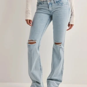 Ljusblå jeans med slitningar - Säljer dessa populära jeans från Nelly, använda två gånger. Lite missfärgning nere vid hälen (se tredje bilden) men absolut inget man tänker på🩵 Ordinarie pris: 699