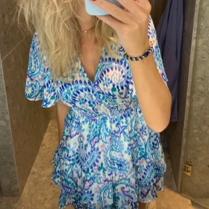 Blå mönstrad klänning Zara - Så fin klänning från Zara! Älskar den men den kommer ej till användning längre!🩵Den är i storlek L men den är väldigt liten i storleken! Jag är vanligtvis en S/M🙌🏻