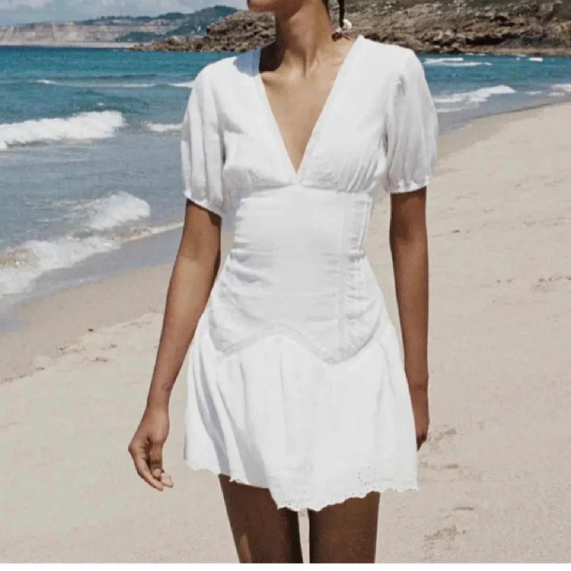 Vit kortklänning med spetsdetaljer - 1