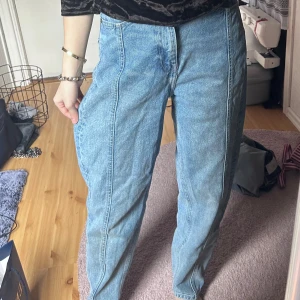 Blå jeans från Lee - Säljer ett par klassiska blå jeans från Lee. De har en straight passform och är högmidjade med fem fickor och en dragkedja. Perfekta för en avslappnad stil.