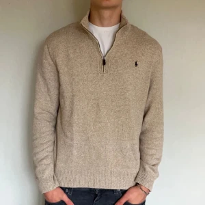 Stickad Halfzip-Ralph Lauren - Tjena, säljer en halfzip från ralph lauren. Storlek L men passar mer M. Skick 9/10 och pris kan diskuteras. Skriv om du skulle ha fler frågor eller funderingar!