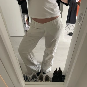 Vita linnebyxor - Säljer dessa super snygga låg midja de vita linnebyxor. Köpa här på plick, säljer då de är för stora för mig :(  Jag är 170cm och de är super bra längd, jag har vanligtvis storlek S. Passar nog en S/M eller någon med S som vill ha en oversize fit!