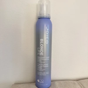 Joico  - Joico blonde life violet smoothing mousse, Vilolet mousse som neutraliserar ljusa blonda hår från oönskade gula och varma toner, tillför även glans och vårdar håret 