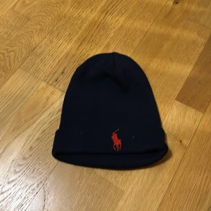 Mörkblå Ralph Lauren mössa - Säljer min ralphlauren mössa då den inte längre kommer till användning. Den är i bra skick!