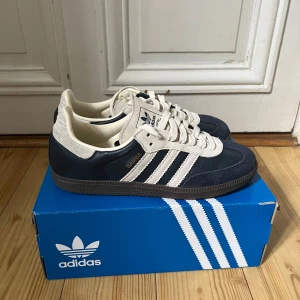 Adidas Samba mörkblå  - Helt nya  adidas samba i storlek 39 1/3 som jag tyvärr måste sälja då de är för små för mig. Har använt skorna en gång utomhus. (Nypris 1345kr) Skriv för frågor.