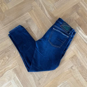 Handpicked jeans ”Ravello” - Jeans från Handpicked i modellen ”Ravello”. Bra skick, lite små stygn som gått upp som man kan se vid en bakficka men inget märkbart. Skriv vid frågor!