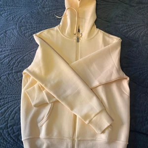 Beige hoodie från Polo Ralph Lauren - Säljer en stilren beige hoodie från Polo Ralph Lauren. Den har dragkedja framtill och en klassisk huva med snörning. Perfekt för en avslappnad look. 💛