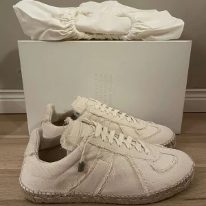 Masion margiela espedrillos  - Maison margiella espedrillos || skick: 10/10 helt nya! || stl 39/40 || tillbehör: box & dustbags || fraktar via PostNord eller instabox 📦 🚚 || mvh LuxuryTrends🤝