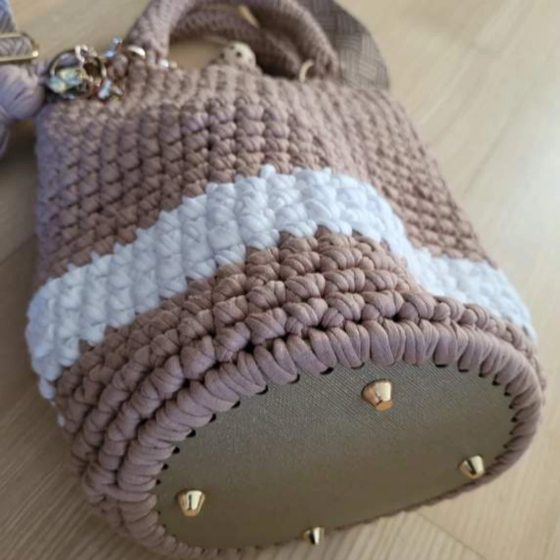 Beige stickad handväska  - 1