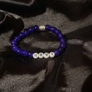 Hov1 armband  - Hov1 armband till konserten i sommar finns i massa olika färger bara skriva om man är intresserad eller vill ha någon annan färg 💕