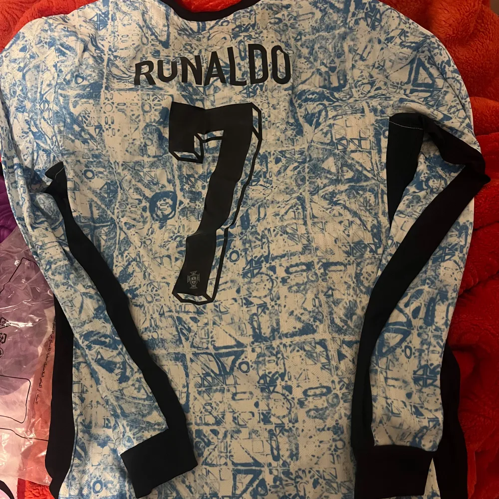 Säljer en oanvänd Portugal långärmad tröja med Ronaldo på baksidan. Är du en CR7 fan då är den perfekt för dig. . T-paidat.