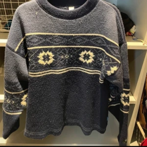 Mörkblå stickad tröja från Quechua - Säljer en mörkblå stickad tröja, köpt secon hand i Italien. Knappt använd. 