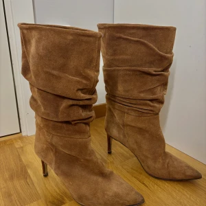Äkta mockaboots  - Äkta mockaboots från Gant 🤍Nypris 2299kr. Klackarna är varsamt använda men kan synas lite slitage fram till då det är i äkta mocka men inget man tänker på när dom väl är på. Skafthöjd 26 cm, Klacklängd 7,5 cm