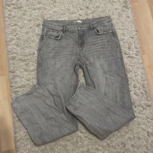 Grå jeans från Perfect Jeans - Snygga grå jeans från Perfect Jeans i en klassisk straight fit. De har en låg midja och är tillverkade i ett slitstarkt denimtyg. Perfekta för en avslappnad stil.
