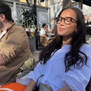 Vit blus med broderade detaljer - Säljer en stilren vit blus med broderade detaljer. Blusen har trekvartsärmar och knappar framtill. Perfekt för en somrig dag ute.