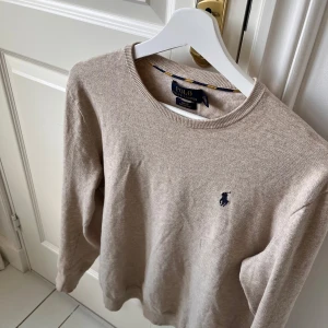 Ralph Lauren slim fit prima cotton sweatshirt - 10 / 10 skick! Rekommenderar verkligen. Sitter väldigt slim runt kroppen och rekommenderar för runt 175. Kanske lite mindre. Den sitter bra på som är 178 men man ser lite av magen om du lyfter på armarna. Kom med frågor! Fraktar inom 24 h och kan alltid gå ned i pris vid snabb affär