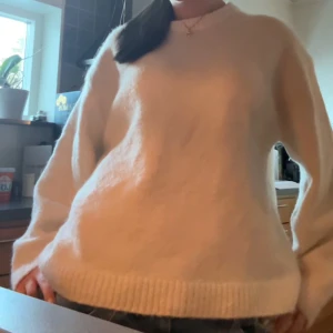 Vit stickad tröja från H&M - Säljer en mysig vit stickad tröja från H&M. Tröjan har en rund halsringning och långa ärmar med ribbade muddar. Perfekt för kyliga dagar. Passar till både jeans och kjol!