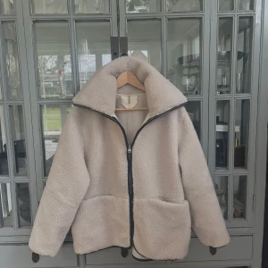 Teddy jacka från Arket med svarta detaljer  - Jackan är i superfint skick och i ett tunnare material. Passar perfekt till tidig vår och höst! Nypris 1300 kr 