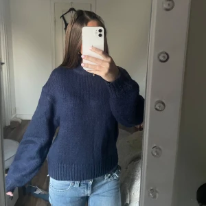 Mörkblå stickad tröja - Köp på sellpy för ett år sedan men har sällan kommit till användning! 