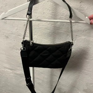 Axel väska  - Säljer denna väska då den inte kommer till användning något mer. Relativt rymligt. Får med lite tillbehör ( se bild tre) 🩷skriv vid frågor eller fler bilder🩷