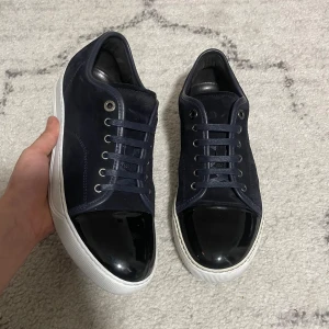 Lanvins - Lanvins patent cap toe | storlek 42-43 (UK7) skick 9,5/10 (endast 1 defekt! Se bild 5 | bara skor ingår | fler frågor? Kontakta oss! |