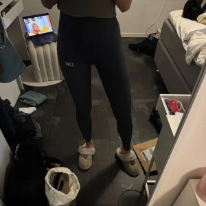 Mörkblå tights  - Snygga mörkblå tränings tights med hög midja. De har en tight passform och är gjorda i ett stretchigt material för extra komfort.