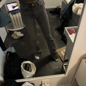 Grå jeans  - Snygga grå bootcut jeans