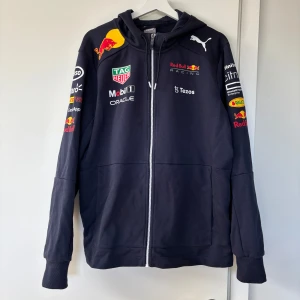 Mörk blå huvtröja från Red Bull Racing - Säljer en mörk blå huvtröja från Red Bull Racing. Perfekt för racingfans! 🏎️