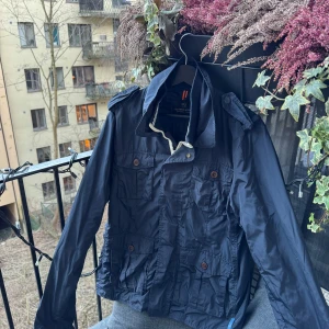  Scotch & Soda Field jacka  - Mycket fin jacka inför våren , passa på 🤩  •Skick:9/10 få tecken på användning   •storlek📏: M enligt mått på sista bild  •Nypris/Butikspris:💰~2000kr   Köp gärna i bundles för att underlätta i frakt och på detta vis blir jag mer flexibel i pris! Våga buda! 🚚🤝