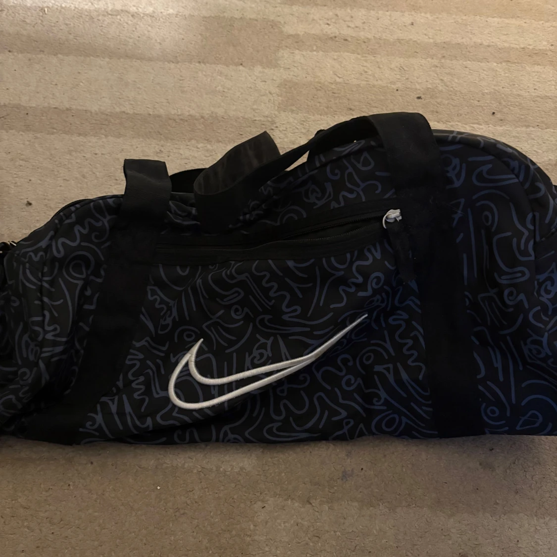 Svart mönstrad sportväska från Nike