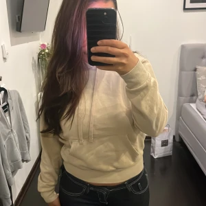 Beige hoodie från H&M  - Säljer denna beige hoodien från H&M