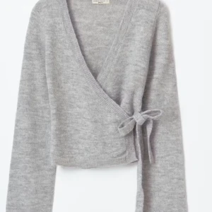 Fin kofta från Gina tricot - Använd två gånger, jag beställde den och insåg att de var fel storlek när jag dragit bort lappar, bilden är lånad önskas egen bild så skriv privat. Kostar 400kr på hemsidan.