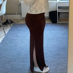 Brun långkjol med slits - Snygg brun maxikjol med en slits på sidan😍