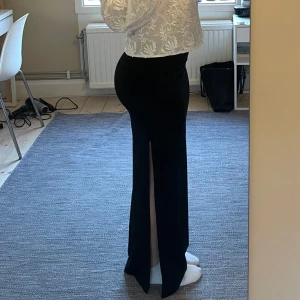 Svart långkjol med slits - Jättefin maxikjol😍
