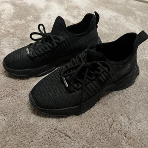 Svarta Steve Madden skor  - Skorna har en robust sula och en modern design. De är både stilrena och bekväma, vilket gör dem till ett utmärkt val till vardags. Knappt använda skor, i väldigt bra skick! Storleken är 41 men passar 39/40. Den är liten i storleken. Inner sulan är 26cm. Jag har 39,5 i storlek och dessa skor passade bra.