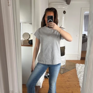Grå t-shirt från Zara - Super fin grå tröja från Zara!! Passar perfekt till våren💘💘🙏🏽