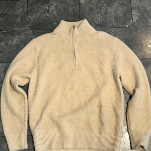 Uniqlo halvzip - Säljer en varm och snygg halvzip till vintern från uniqlo.