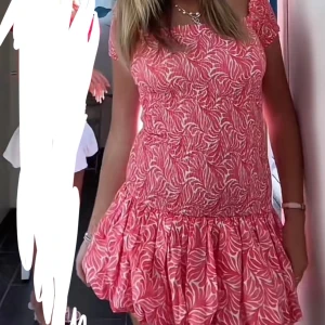 Rosa mönstrad klänning från H&M - Säljer en söt rosa klänning från H&M med ett livligt mönster och volangdetaljer. Använd en gång . Jättesöt och somrig💗💗( lånad första bild) 