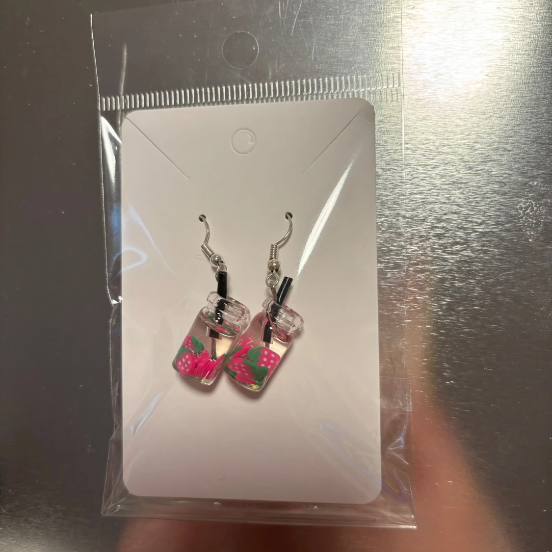 Örhängen med jordgubbsdesign
