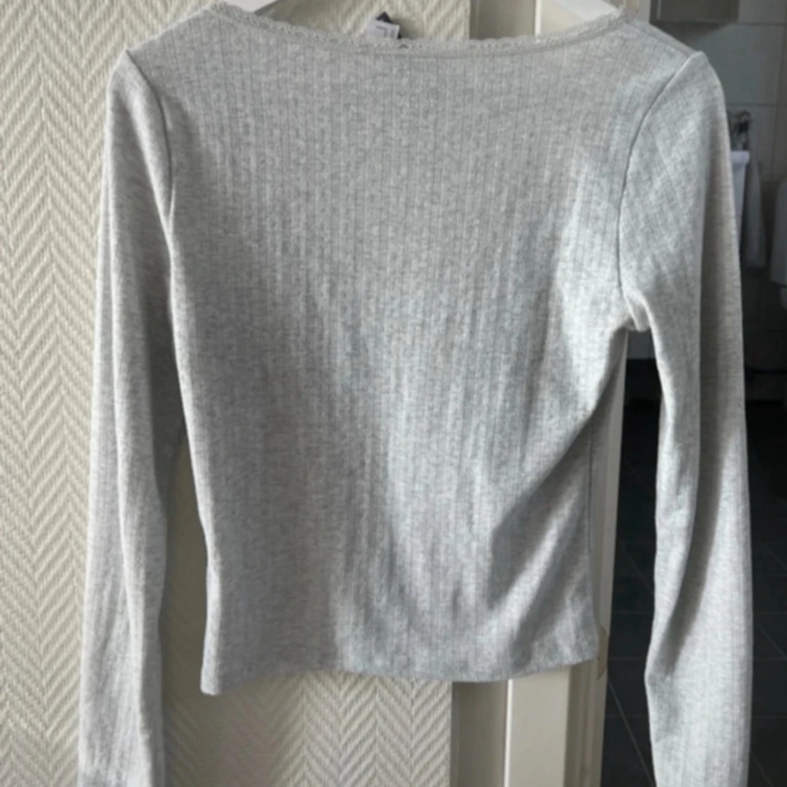 Ljusgrå pointelle topp med spets och rosett - 2