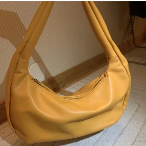 Axelväska  - Sparsamt använd väska från Gina Tricot, mer fin skrik orange i verkligheten!🧡