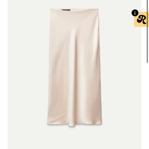 Champagnefärgad satinkjol XS - Supersnygg långkjol i champagnefärgad satin med glansig finish. Kjolen har en rak och enkel siluett som faller snyggt längs kroppen. Perfekt för dig som vill ha en stilren och trendig look. Aldrig använd då den är för stor i midjan för mig!