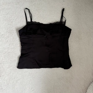 Svart zara top - Det En svart top från Zara i storlek M. Dock passar den mig som vanligtvis har xs/s, så ganska liten i storlek. Den är använt två gånger. Skriv för frågor! 💕