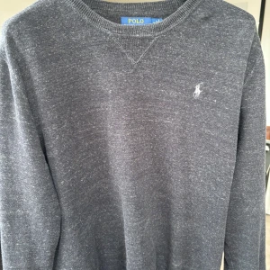 Grå stickad tröja Polo Ralph Lauren - Säljer en grå stickad tröja från Ralph Lauren. Sparsamt använd och i bra skick.