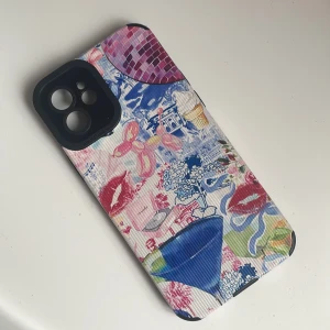 Mobilskal iphone 12 - Fint mobilskal till sommaren💗räfflig baksida som är skön att hålla i.