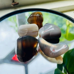 5 styck gråa trumlade agater - Paketpris på 5 stycken gråa trumlad agater. Kristallerna väger från 5-7 gram. Kristallerna du köper kommer inte vara exakt de på bilden.  #kristall #kvarts #crystals #agat