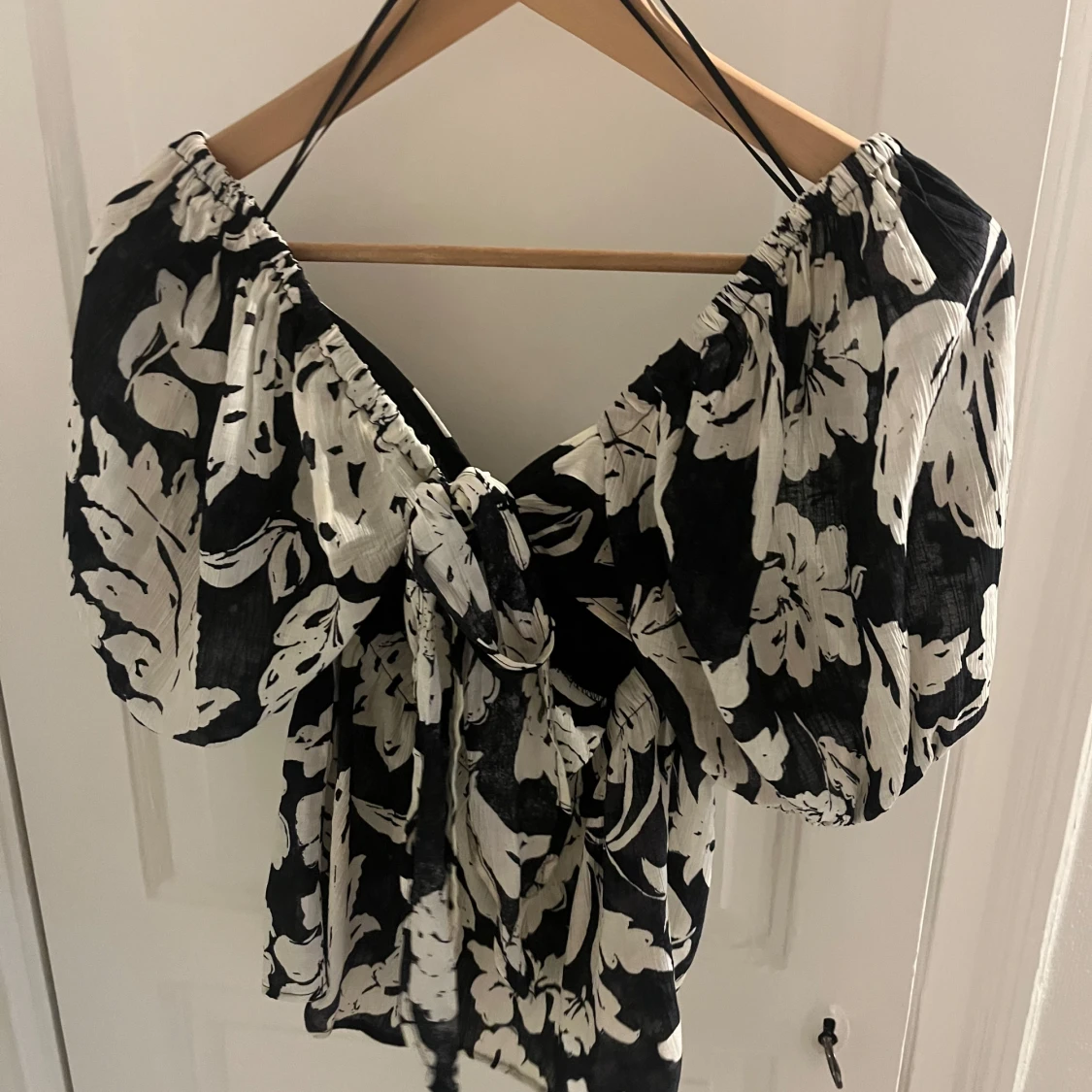 Svartvit blommig blus med puffärm - 2