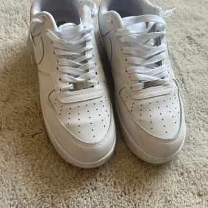 Nike Air Force 1 vita sneakers - Nya, endast används vid 1 tillfälle. Storlek 45 men känns som 44. Hela och rena givetvis.